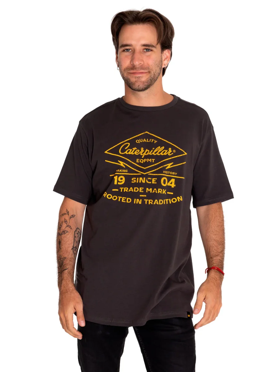 Polera Manga Corta Casual Hombre Historic Tradition Graphic Tee 3 Negro Cat - Imagen 2